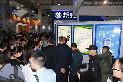 天坦移動醫(yī)、護(hù)亮相信博會，展臺前人頭攢動